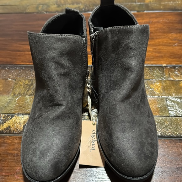 Chelsea Boots dark gray size 8. New with tags zipper size. - Picture 3 of 6